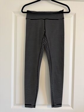 Lululemon black white stripe 25’’ leggings